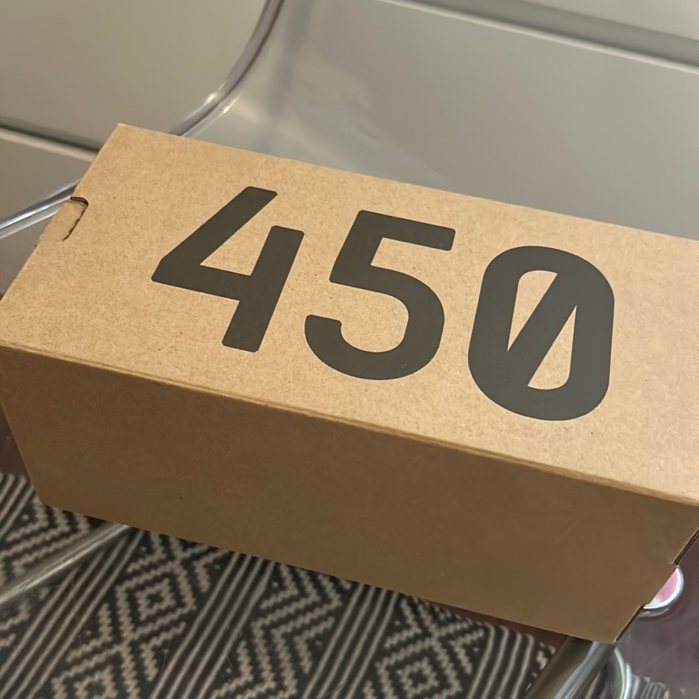 Yeezy 450 size 41/2 kids 6ish in womens they will not fit 61/2 womens size 6